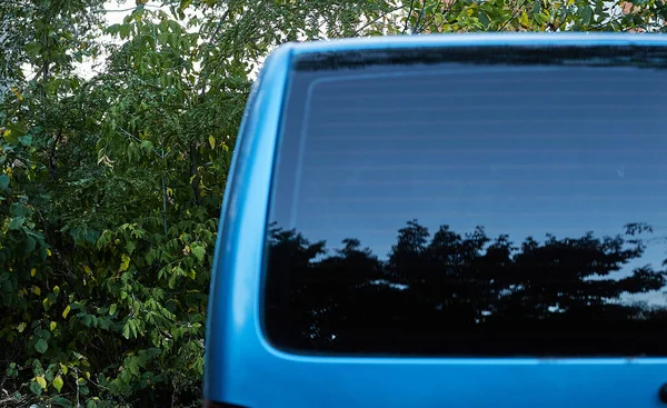 Achterruit Van Blauwe Auto Geparkeerd Straat Zomer Zonnige Dag Achteraanzicht — Stockfoto