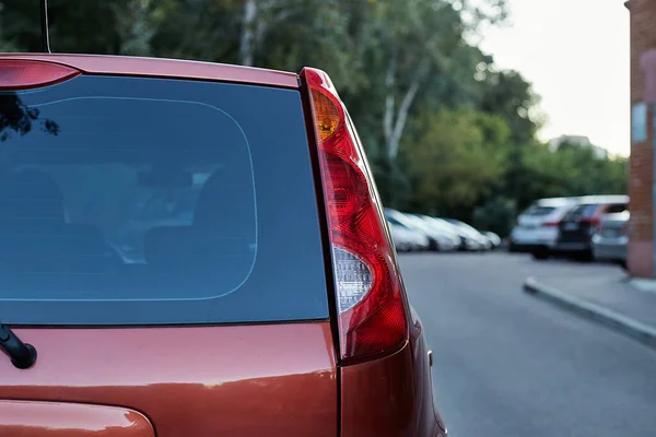 Janela Traseira Carro Vermelho Estacionado Rua Verão Dia Ensolarado Vista — Fotografia de Stock