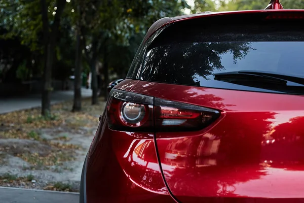 Janela Traseira Carro Vermelho Estacionado Rua Verão Dia Ensolarado Vista — Fotografia de Stock