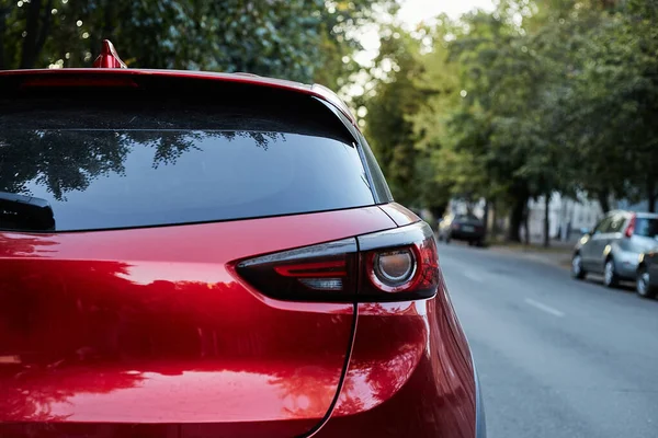 Janela Traseira Carro Vermelho Estacionado Rua Verão Dia Ensolarado Vista — Fotografia de Stock