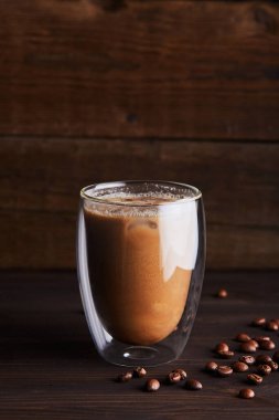 Çift katlı bardakta buzlu kahve.