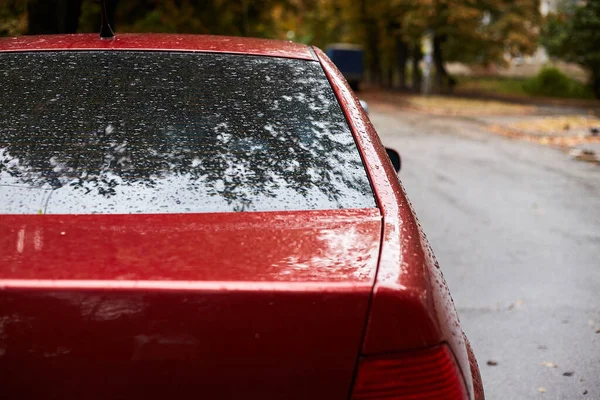 Janela Traseira Carro Vermelho Estacionado Rua Outono Dia Chuvoso Vista — Fotografia de Stock