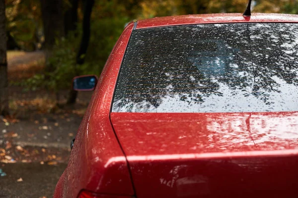 Janela Traseira Carro Vermelho Estacionado Rua Outono Dia Chuvoso Vista — Fotografia de Stock