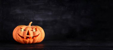 Cadılar Bayramı - arka planda eski bir Jack-o-Lantern. Pankart