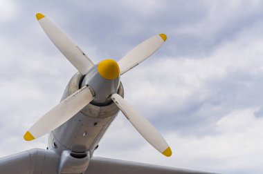 Bulutlu gökyüzü nün arka planında eski bir uçağın pervanesi