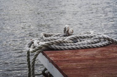 İp, iskelede suyun arka planına doğru uzanıyor.