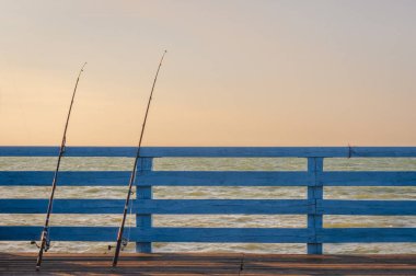 İskelede iki dökme çubuk