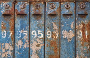 Numaraları ile eski mavi posta kutuları satır