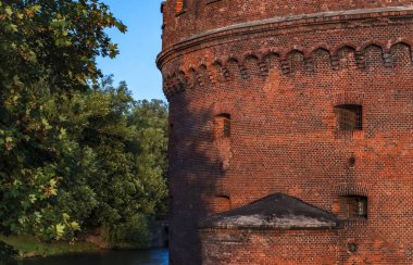 Köprüsü ve hendeği olan eski bir askeri kale.