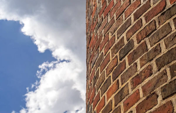 云天背景上的圆形砖墙 免版税图库图片