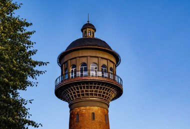 İzleme platformlu eski su kulesinin tepesinde.