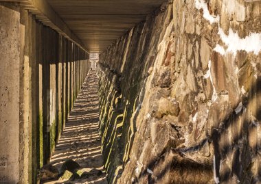 Deniz geçidini destekleyen güçlendirilmiş beton sütunlar