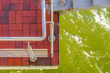 Rıhtım ve suyun alışılmadık manzarası