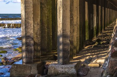 Gezinti güvertesini tutan beton desteklerin sütunları