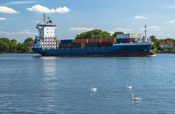 Frachter Mit Containern Der Meerenge — Stockfoto