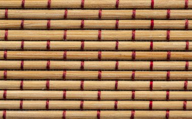 Bambu sapları kıvrılmış kırmızı iplik