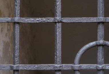 Bodrum penceresinde dövülmüş ızgara.