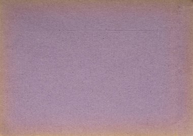 Sarı kenarlı eski mor bir karton yaprak.