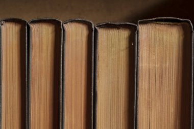 bir yığın eski kitap.