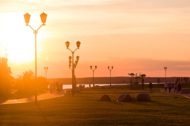 Petrozavodsk, Rusya - 18 Temmuz 2020: Güzel bir yaz akşamında gün batımında yürüyen insanlarla dolu şehir seti