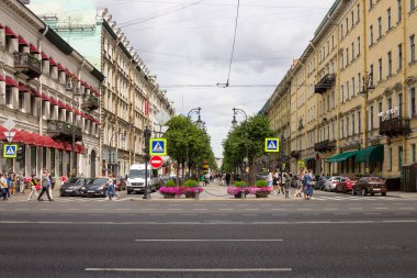 SAINT PETERSBURG, RUSSIA - 7 Ağustos 2018: Yazın Nevsky 'den Bolshaya Konyushennaya Caddesi manzarası
