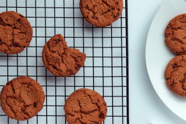 Fırın rafında çikolatalı kurabiyeler, kurabiyelerden bir ısırıkla, yakın çekim.