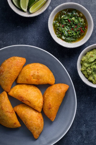 Empanadas Turnovers Prato Com Aji Molho Picante Sal Guacamole Lado — Fotografia de Stock