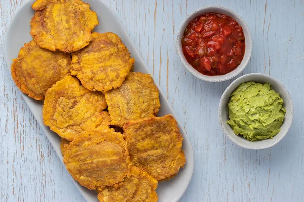 Buñuelos Plátano Plato Largo Con Chutney Tomate Guacamole Lado — Foto de Stock