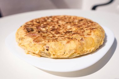 Yumurta, patates ve pastırmadan yapılmış ev yapımı İspanyol omletinin yakın görüntüsü. Geleneksel İspanyol mutfağı. Gıda ve gastronomi konsepti. Ev yapımı ve geleneksel.