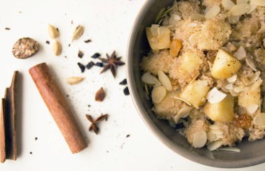 Tatlı ve baharatlı kuskus Kase