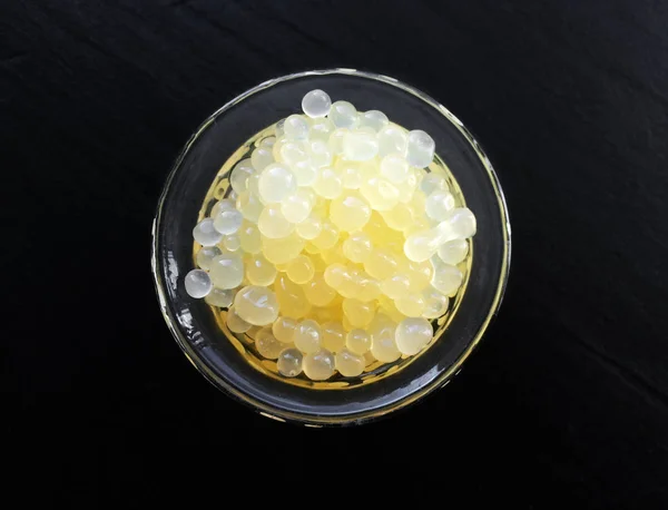 Siyah arkaplanda moleküler limon havyarı