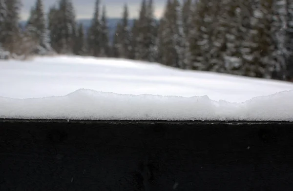 Snö Detalj Mörkt Trä Staket Och Suddig Bakgrund — Stockfoto