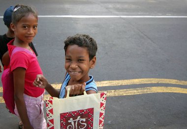 Mauritius, Port Louis, Ağustos 2010. İki Moritanyalı çocuk Port Louis sokaklarında bir yaz gününde kameraya dostça gülümseme.