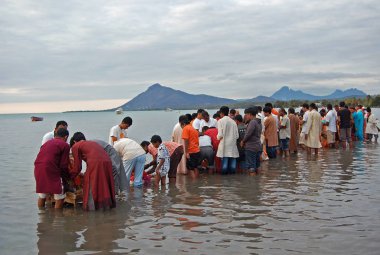 La Gaulette, Mauritius, Ağustos 2010. Moritanya hinduları Ganesh Chaturthi festivali sırasında Ganesha'nın kil heykellerini suya batırmanın dini ayinlerini gerçekleştirirler..