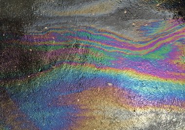 Petrol sızıntısı asfalt üzerinde