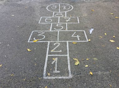 Hopscotch oyunu asfalt çizilmiş