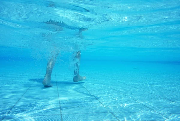 Unterwasseraufnahme Von Füßen Die Auf Dem Boden Eines Pools Gehen — Stockfoto