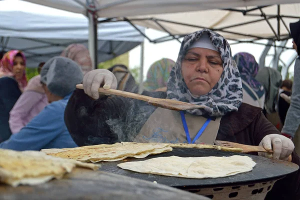Bükreş, Romanya. 22 Mayıs 2016. Bükreş'teki Türk Festivali'nde üst düzey Türk kadını tarafından yakından denetlenen saj fırınında pişirilmiş yassı ekmek.