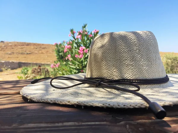 Ada arka planında hasır şapka