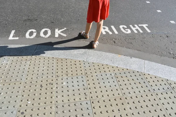 Пешеходная Стоянка Рядом Типичным Дорожным Знаком Лондоне — стоковое фото