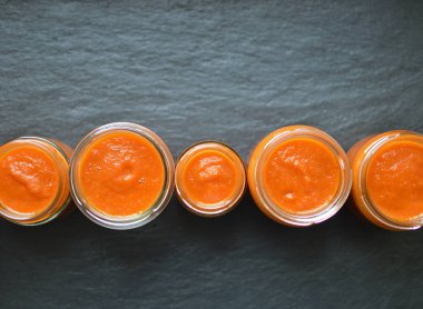 Kırmızı biber soslu kavanozların üst görüntüsü