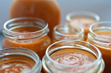 Acı biber sosuyla dolu kavanozların seçici odak resmi