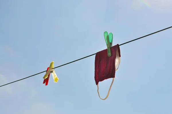 Masque Tissu Réutilisable Suspendu Soleil Sur Corde Linge — Photo