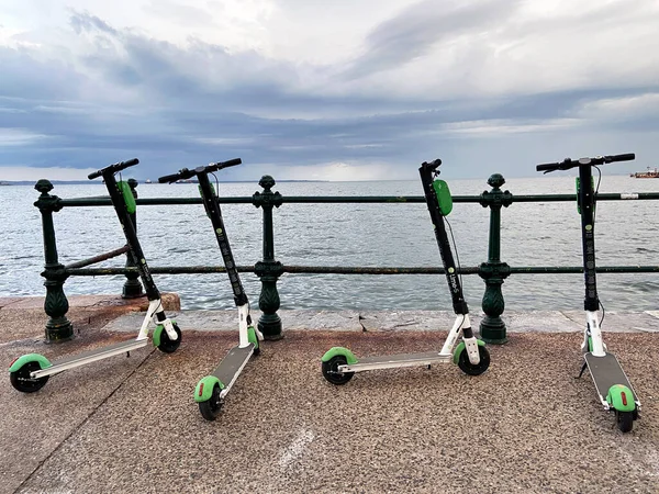 Selanik, Yunanistan - 5 Ağustos 2020. Selanik sahilinde bir grup Lime elektrikli scooter.. 
