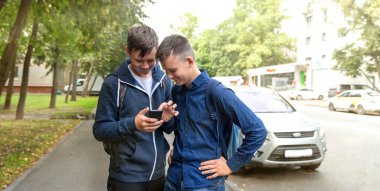 İki arkadaş şehrin caddesinde karşılaştı..