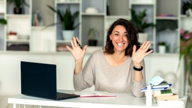 Ofiste ya da dairesinde mutlu bir esmer kadın gülümseyip geleceğe bakar..