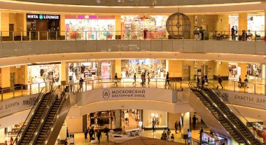 Alışveriş merkezindeki bir giyim mağazasının vitrininde. 23 Ağustos 2020 'de Moskova' da çekilmiş. Alışveriş merkezi..