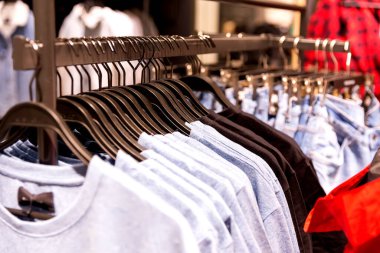 Moda giysileri içinde modern mankenler mağazada. Aile kavramı..