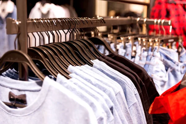 Moda giysileri içinde modern mankenler mağazada. Aile kavramı..
