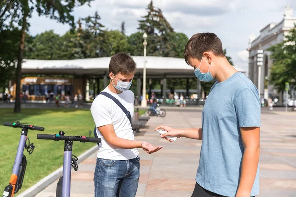 Los Adolescentes Tratan Sus Manos Con Desinfectantes Mientras Caminan Concepto —  Fotos de Stock